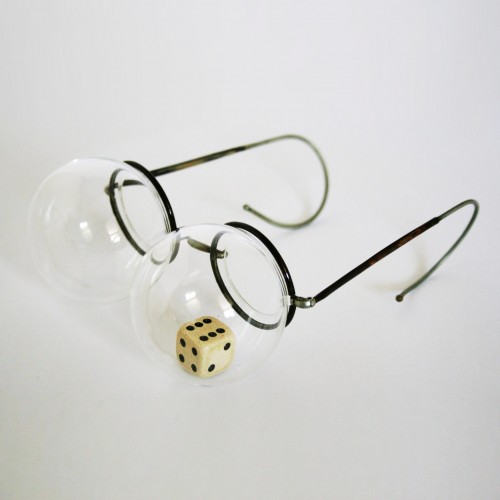 玻璃镜像 Section Glass 2009（ELLEN URSELMAN）每个人对世界都有着不同的见解，因为我们生活在同样的世界，但却在以自己的视角观察，有时候，尝试以一个崭新的视角面对生活，或是也是一个不错的选择。 Everyone has a different view of the world, because we all live in the same world, but with a own perspective. Sometimes it’s good to watch the environment trough some different glasses.